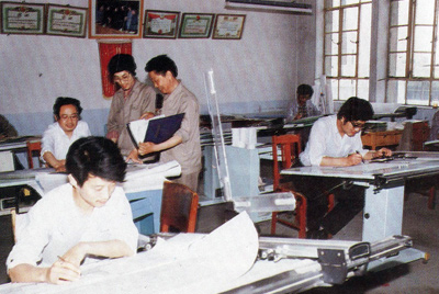 從1984年第一季度到抓管理上登記全面提高企業(yè)素質(zhì)驗(yàn)收前，采取分線檢查、總結(jié)成績、找出差距、提出措施、限期整改的方法，使各項(xiàng)工作在整頓中鞏固提高，在鞏固提高中進(jìn)行再整頓，再提高。
