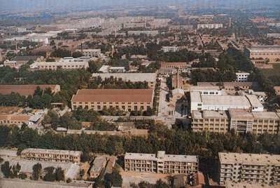推土機(jī)總廠本部廠區(qū)。山東推土機(jī)總廠建立時(shí)，固定資產(chǎn)原值為2569萬元，占地面積為517538平方米，建筑面積為170861平方米。