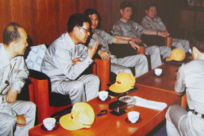 為了學(xué)習(xí)外國先進(jìn)技術(shù)和管理方法，前往引進(jìn)技術(shù)與設(shè)備的國家進(jìn)行實(shí)地考察。薛仲光廠長在日本。