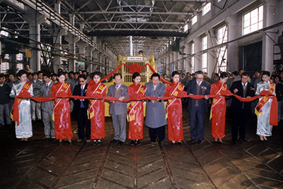 山推股份公司舉行山推牌TY220推土機(jī)5000臺(tái)下線慶典活動(dòng)。
