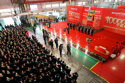 推土機(jī)事業(yè)部總裝工廠隆重舉行推土機(jī)第50000臺(tái)下線慶典儀式。這一激動(dòng)人心的歷史時(shí)刻標(biāo)志著50000臺(tái)不僅僅是一個(gè)數(shù)量的積累，更是山推管理水平、生產(chǎn)規(guī)模、制造技術(shù)、研發(fā)能力、銷售能力等綜合能力的體現(xiàn)，標(biāo)志著山推推土機(jī)產(chǎn)業(yè)整體實(shí)力進(jìn)一步增強(qiáng)，是從量變到質(zhì)變的飛躍。