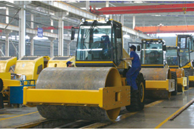 2002年2月，由履帶廠開發(fā)研制的YZ18液壓振動(dòng)壓路機(jī)，順利下線。