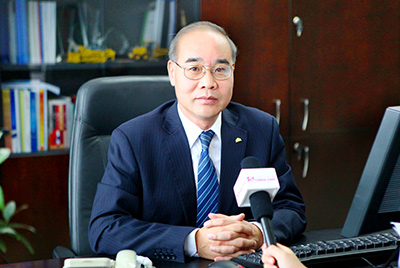 張秀文董事長在接受中國山東網(wǎng)專題采訪時(shí)，就公司踐行“厚道魯商”倡樹行動(dòng)進(jìn)行回答，介紹了山推把“仁義、誠信、厚道”的文化精髓融入到生產(chǎn)經(jīng)營的全過程的典型做法和“誠敬做產(chǎn)品，誠信做企業(yè)”的經(jīng)營理念，在工程機(jī)械行業(yè)樹立起了“厚德堅(jiān)韌”的山東國企形象