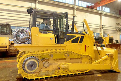 世界上第一臺(tái)燃?xì)庑吐膸酵仆翙C(jī)——SD20-5（LNG）在研究總院新產(chǎn)品試制中心下線。SD20-5（LNG）履帶式推土機(jī)是公司順應(yīng)行業(yè)發(fā)展趨勢開發(fā)的一款節(jié)能、環(huán)保產(chǎn)品，整機(jī)采用天然氣專用發(fā)動(dòng)機(jī)，燃燒后無積炭，滿足stageIIIA排放，壽命更長，維修頻率更低。