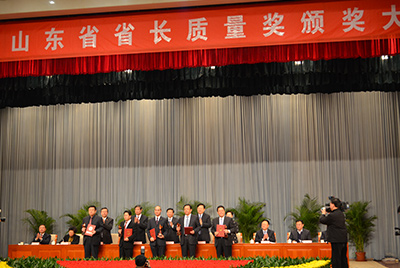 1月11日，山東省第三屆省長質(zhì)量獎(jiǎng)表彰大會(huì)在山東省政府禮堂召開。