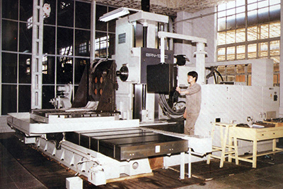 BPN-13B(R4)數(shù)控臥式加工中心。廠房擴(kuò)建加大，設(shè)備填平補(bǔ)齊，增加精、大、稀設(shè)備，新上生產(chǎn)線，提高企業(yè)裝備素質(zhì)，使山推廠成為名副其實(shí)的大馬力推土機(jī)生產(chǎn)廠。