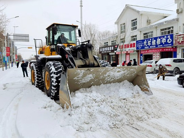 除雪保暢，山推鐵肩道義勇?lián)厝危? /> 
            <div   id=
