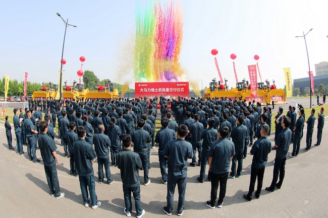5月17日，山推向中煤平朔集團(tuán)一次性交付六臺(tái)中國最大馬力推土機(jī)。